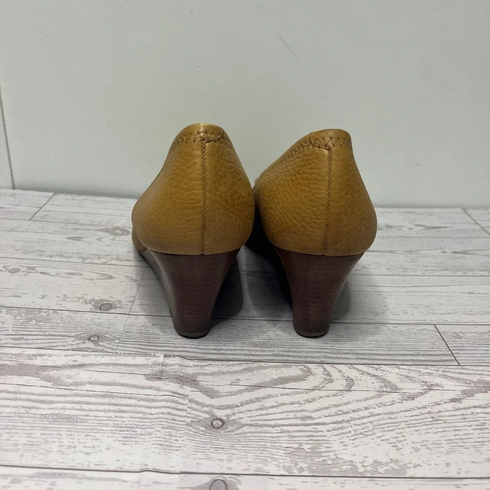 Tory Burch Sally Tan Pebbled Leather Wedge Pumps Logo Medallion 7.5M 50008658.78